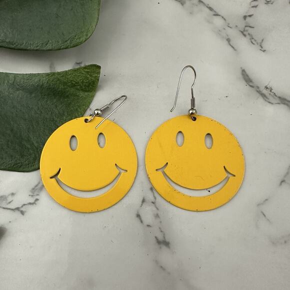 Vintage 90s Dont Worry Be Happy Smiley Face Earrings Yellow Metal Round - Picture 3 of 3